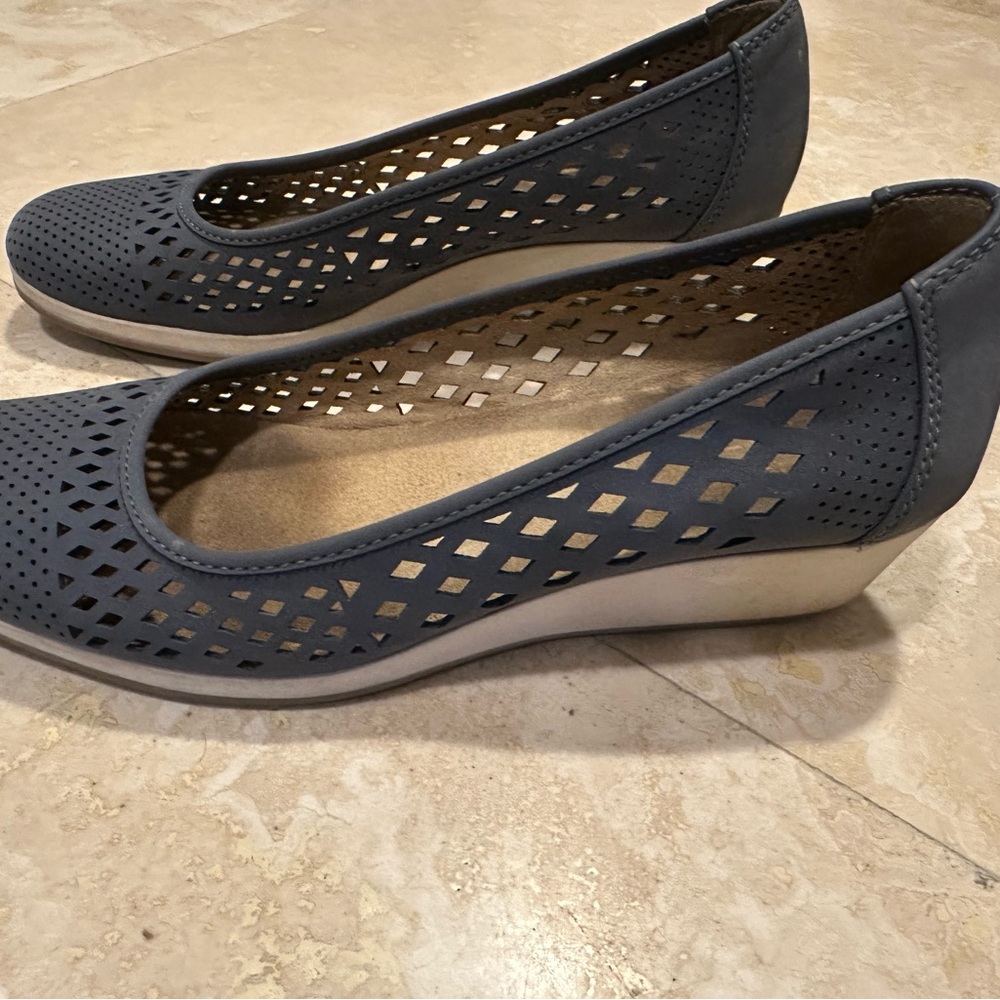 Women's Perforated Wedge Shoes - Blue